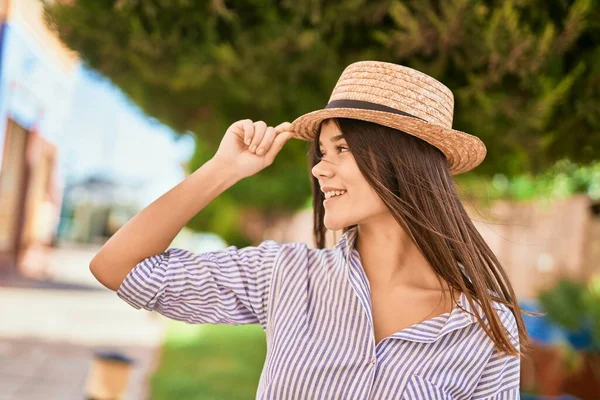 Young Hispanic Girl Smiling Happy Standing City — Stock Photo, Image