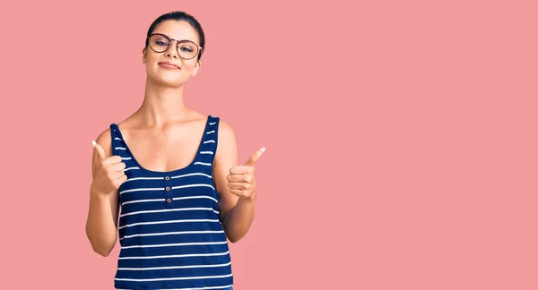 Junge Schöne Frau Lässiger Kleidung Und Brille Erfolgszeichen Tun Positive — Stockfoto