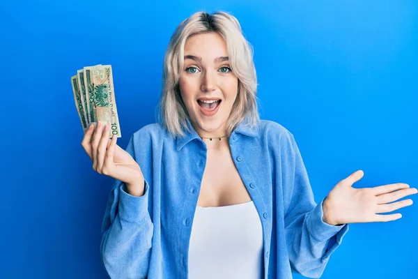 Menina Loira Jovem Segurando Notas Zloty Polonês Celebrando Realização Com — Fotografia de Stock