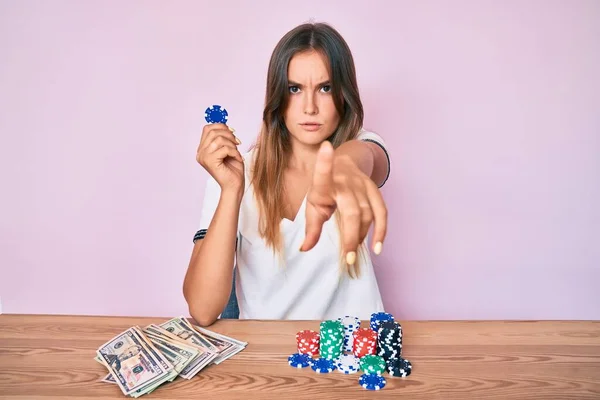 Όμορφη Καυκάσια Γυναίκα Παίζει Πόκερ Κρατώντας Μάρκες Καζίνο Δείχνοντας Δάχτυλο — Φωτογραφία Αρχείου