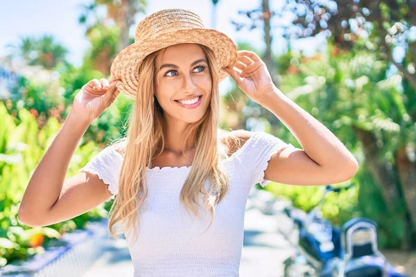 Ung Blond Turist Flicka Ler Glad Promenader Parken — Stockfoto