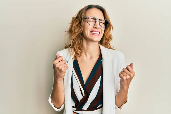 Jonge Blanke Vrouw Draagt Zakelijke Stijl Glazen Opgewonden Voor Succes — Stockfoto