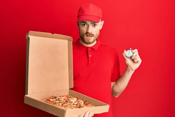 Fiatal Vörös Hajú Férfi Kézbesítő Egyenruhában Pizzás Dobozzal Visszaszámláló Órával — Stock Fotó