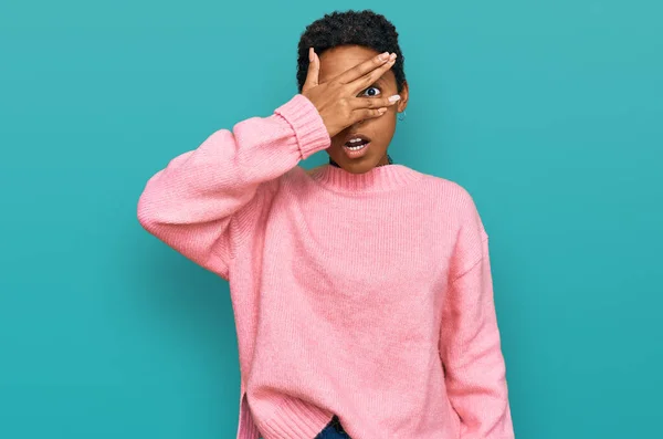 Mladá Afroameričanka Neformálním Oblečení Vykukuje Šoku Zakrývá Obličej Oči Rukou — Stock fotografie