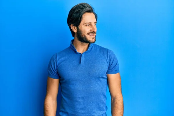 Hombre Hispano Joven Vistiendo Camiseta Azul Casual Mirando Costado Pose — Foto de Stock