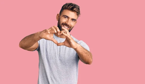 Giovane Uomo Ispanico Indossa Abiti Casual Sorridente Amore Facendo Forma — Foto Stock