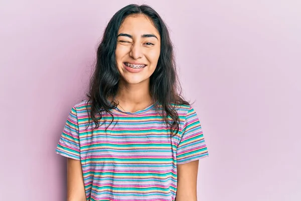 Menina Adolescente Hispânica Com Aparelho Dentário Vestindo Roupas Casuais Piscando — Fotografia de Stock