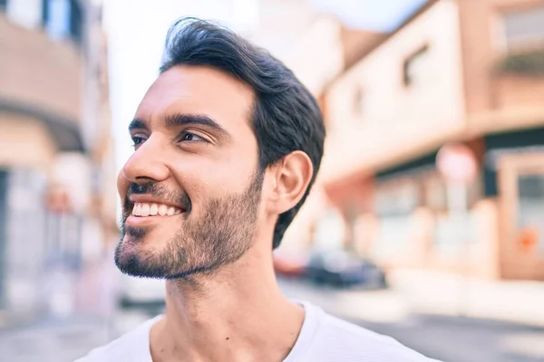 Genç Spanyol Adam Gülümseyerek Şehirde Mutlu Bir Şekilde Yürüyor — Stok fotoğraf