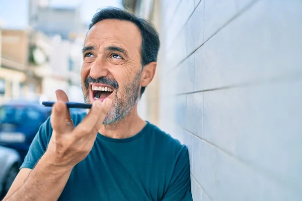 Medelålders Man Med Skägg Leende Glad Utomhus Skicka Röstmeddelande Telefon — Stockfoto