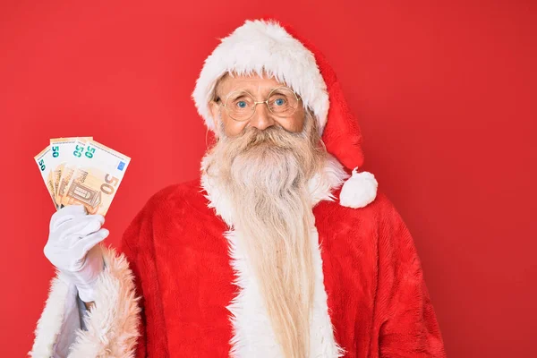 Velho Homem Sênior Vestindo Traje Papai Noel Segurando Euros Olhando — Fotografia de Stock