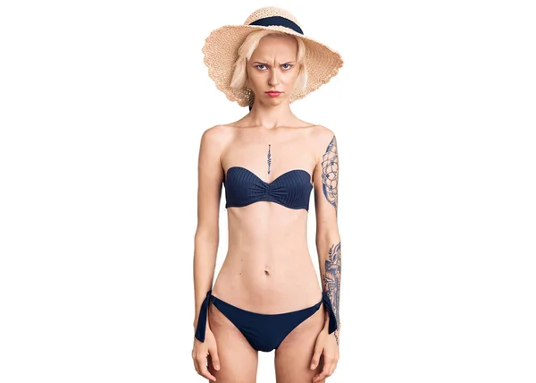Mujer Rubia Joven Con Tatuaje Con Bikini Sombrero Verano Escéptico — Foto de Stock