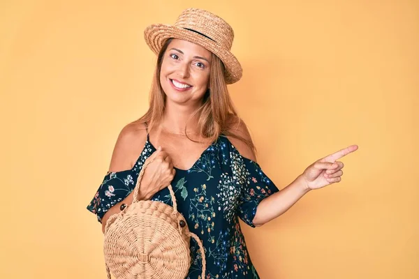 Hiszpanka Średnim Wieku Nosząca Letni Kapelusz Trzymająca Wiklinowy Worek Uśmiechająca — Zdjęcie stockowe