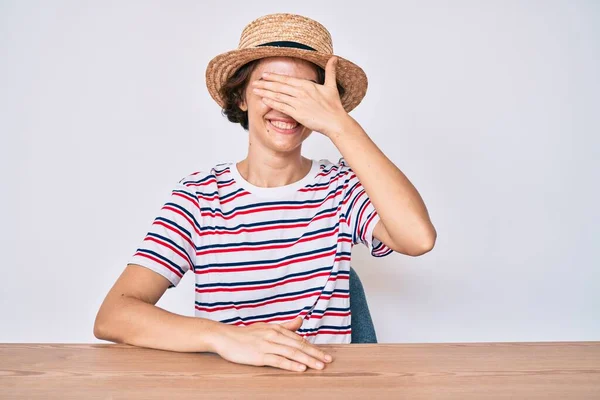 Gündelik Giysiler Şapka Giyen Genç Spanyol Kadın Masaya Oturmuş Gülümsüyor — Stok fotoğraf