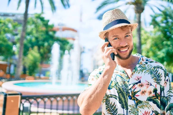 Vit Stilig Man Ler Glad Utomhus Talar Telefon — Stockfoto