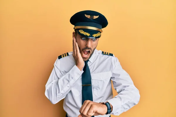 Knappe Spaanse Man Vliegtuigpiloot Uniform Kijkend Naar Horloge Tijd Bezorgd — Stockfoto
