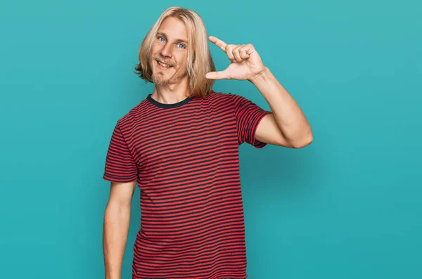 Vit Man Med Blont Långt Hår Bär Casual Randig Shirt — Stockfoto