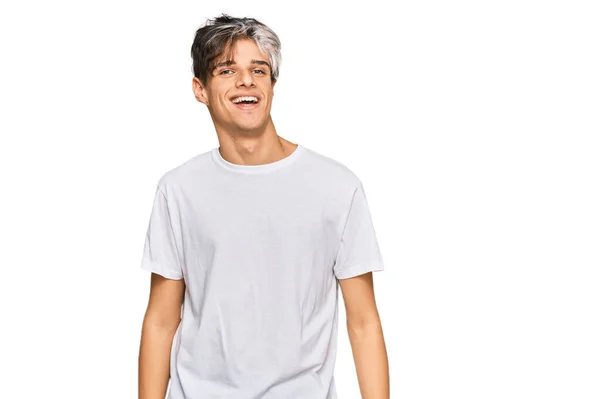 Genç Spanyol Adam Günlük Beyaz Tişört Giyiyor Pozitif Mutlu Görünüyor — Stok fotoğraf