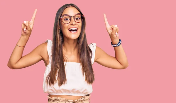 Mulher Hispânica Jovem Vestindo Roupas Casuais Óculos Sorrindo Espantado Surpreso — Fotografia de Stock