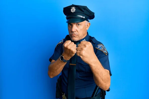 Красивий Зрілий Чоловік Поліцейській Формі Готовий Битися Жестом Захисту Кулака — стокове фото