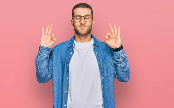 Joven Hombre Caucásico Vistiendo Ropa Casual Relajado Sonriendo Con Los —  Fotos de Stock