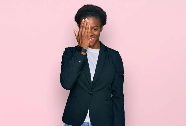 Jovem Afro Americana Vestindo Roupas Negócios Cobrindo Olho Com Mão — Fotografia de Stock