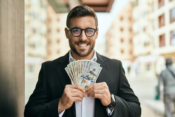 Jovem Empresário Hispânico Sorrindo Feliz Segurando Dólares Americanos Cidade — Fotografia de Stock