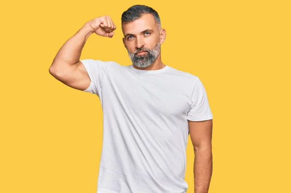 티셔츠를 자신감 근육을 보이는 중년의 잘생긴 — 스톡 사진