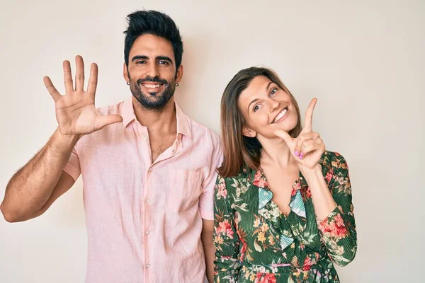 Bela Jovem Casal Namorado Namorada Juntos Mostrando Apontando Para Cima — Fotografia de Stock