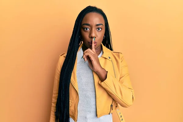 Junge Afroamerikanerin Lässiger Jacke Die Mit Dem Finger Auf Den — Stockfoto