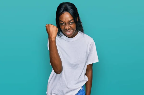 Jeune Femme Afro Américaine Portant Shirt Blanc Décontracté Colère Fou — Photo