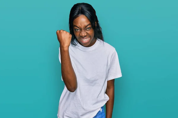 Jovem Afro Americana Vestindo Camisa Branca Casual Com Raiva Louco — Fotografia de Stock