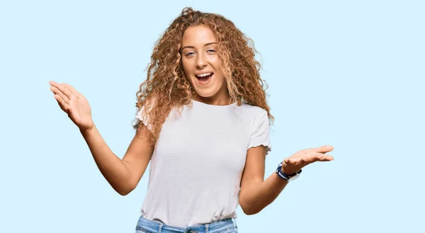 Beautiful Caucasian Teenager Girl Wearing Casual White Tshirt Looking Camera — Stock Photo, Image