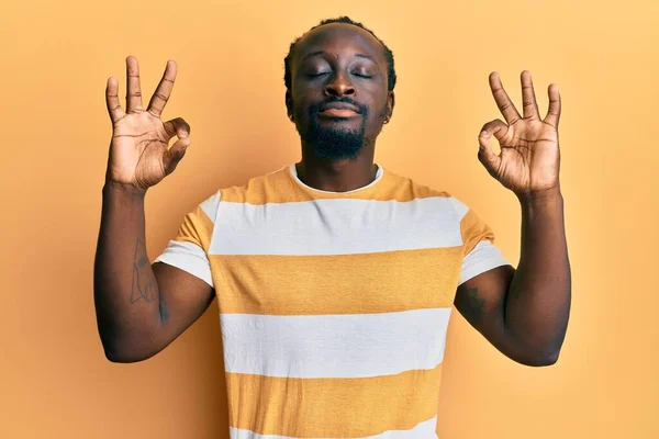 Guapo Joven Negro Con Camiseta Amarilla Casual Relajarse Sonreír Con — Foto de Stock