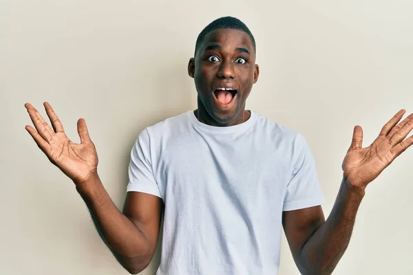 Junger Afrikanisch Amerikanischer Mann Lässigem Weißem Shirt Feiert Sieg Mit — Stockfoto