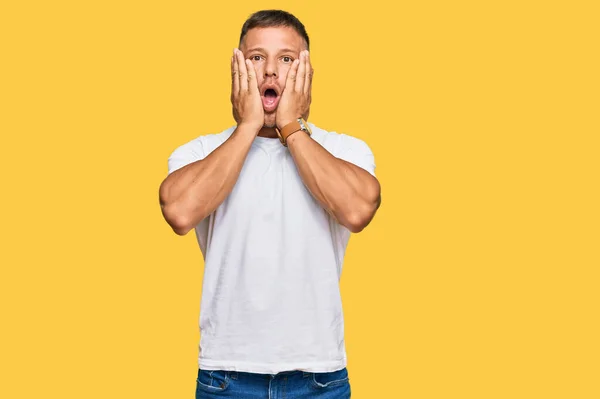 Bonito Homem Muscular Vestindo Camisa Branca Casual Com Medo Chocado — Fotografia de Stock