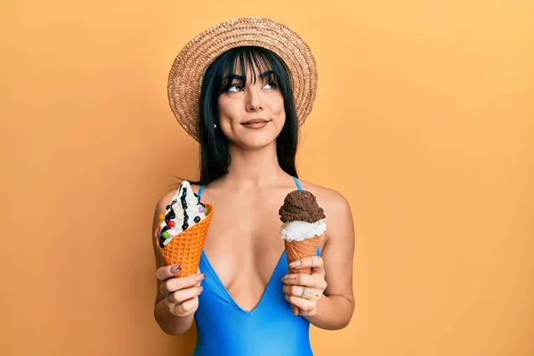 Joven Morena Con Flequillo Traje Baño Sosteniendo Dos Conos Helado —  Fotos de Stock