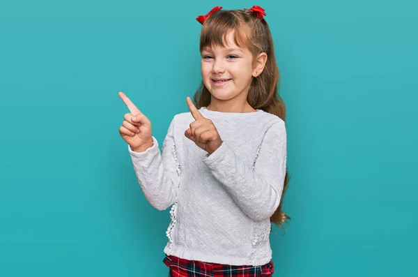 Klein Blank Meisje Kind Dragen Casual Kleding Glimlachen Kijken Naar — Stockfoto