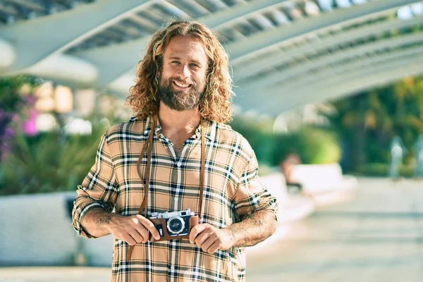 Young Caucasian Tourist Man Smiling Happy Using Vintage Camera Park — Stock Photo, Image