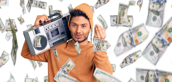 Yakışıklı Latin Amerikalı genç adam kasetçalar tutuyor, müzik dinliyor, italyan jestleri yapıyor, elleriyle ve parmaklarıyla kendinden emin ifade ediyor.