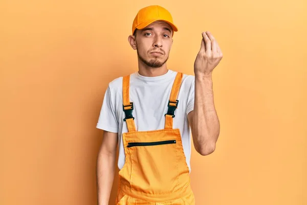 Hispanischer Junger Mann Handwerkeruniform Macht Italienische Geste Mit Selbstbewusstem Ausdruck — Stockfoto