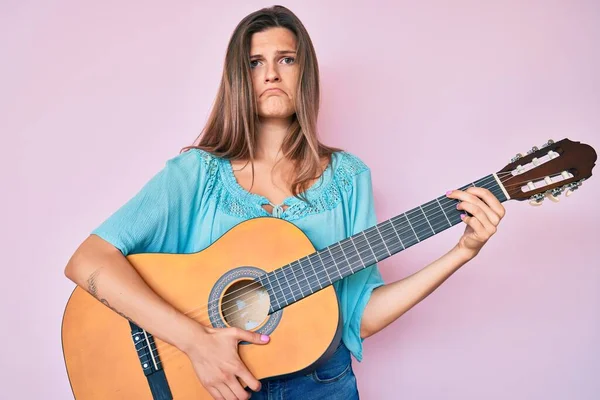 Güzel Beyaz Bir Kadın Klasik Gitar Çalıyor Depresyonda Üzüntüden Ağlıyor — Stok fotoğraf