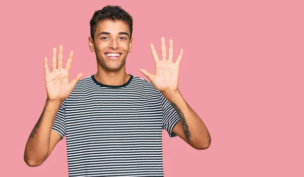 Jovem Bonito Homem Afro Americano Vestindo Roupas Casuais Mostrando Apontando — Fotografia de Stock