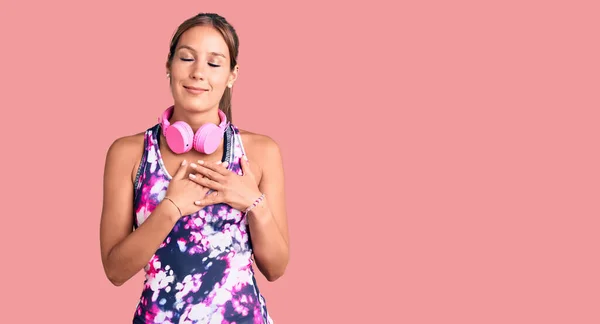 Młoda Piękna Latynoska Kobieta Ubrana Strój Gimnastyczny Używająca Słuchawek Uśmiechniętych — Zdjęcie stockowe