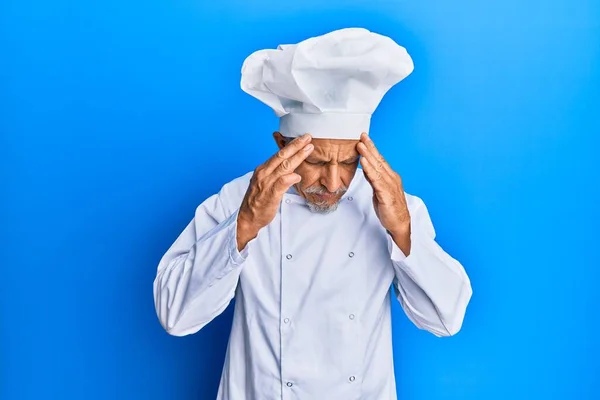 Medelålders Gråhårig Man Bär Professionell Kock Uniform Och Hatt Med — Stockfoto