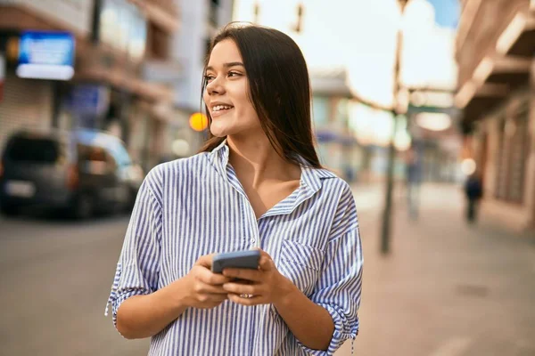 Ung Latinamerikansk Flicka Ler Glad Med Smartphone Stan — Stockfoto