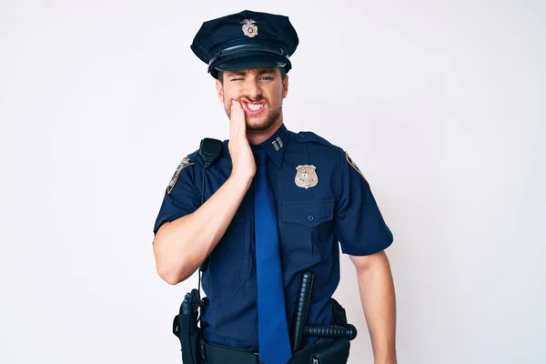 Mladý Běloch Policejní Uniformě Který Dotýká Úst Rukou Bolestivým Výrazem — Stock fotografie