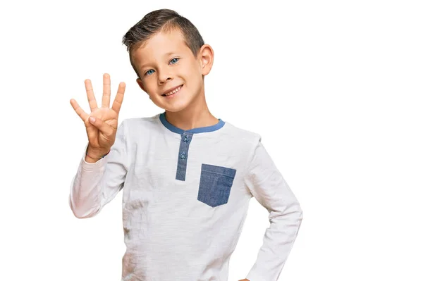 自信と幸せ笑顔ながらカジュアルな服を着て 指の数4で指差す愛らしい白人の子供 — ストック写真