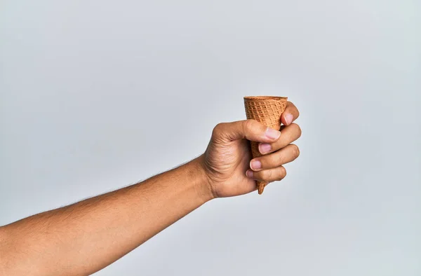 Mão Homem Hispânico Segurando Cone Biscoito Sobre Fundo Branco Isolado — Fotografia de Stock