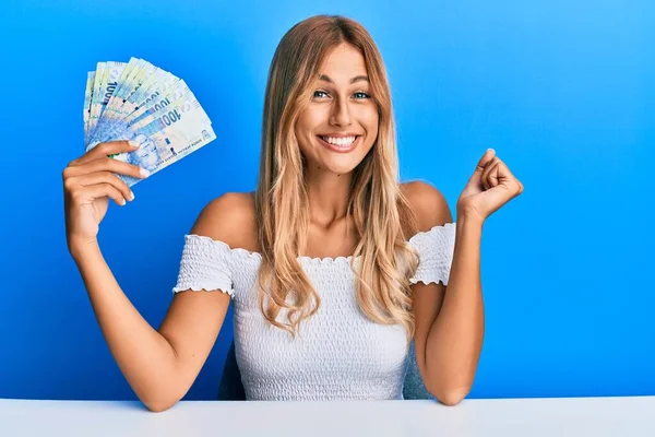 Hermosa Joven Rubia Sosteniendo Billetes Sudafricanos 100 Rand Gritando Orgullosos — Foto de Stock