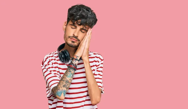 Junger Hispanischer Mann Hört Musik Über Kopfhörer Und Schläft Müde — Stockfoto